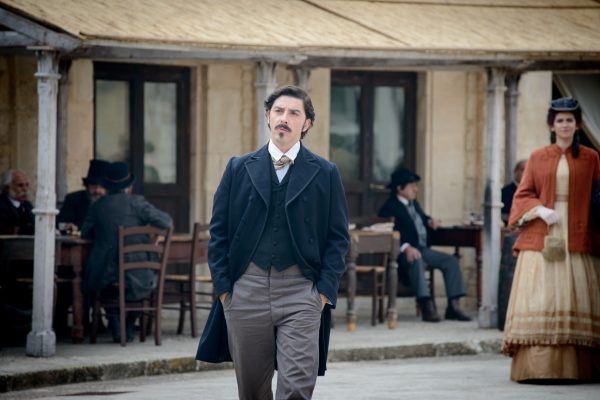 Michele-Riondino-La-Mossa-del-cavallo-Cera-una-volta-Vigata-FOTO-di-Fabrizio-Di-Giulio-2017-2018-600x400