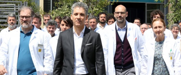 il-mondo-sulle-spalle-film-tv-rai-1-trama-riassunto-quante-puntate-e-cast-del-film-con-beppe-fiorello-1057933215[4950]x[2063]780x325